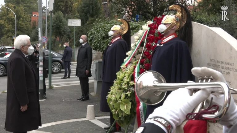 Moro, Mattarella depone una corona di fiori in via Fani: “Unità Paese decisiva per isolare terrore”