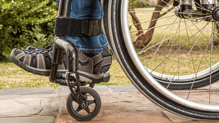 Dopo le proteste, i disabili gravi ottengono il vaccino anti-Covid