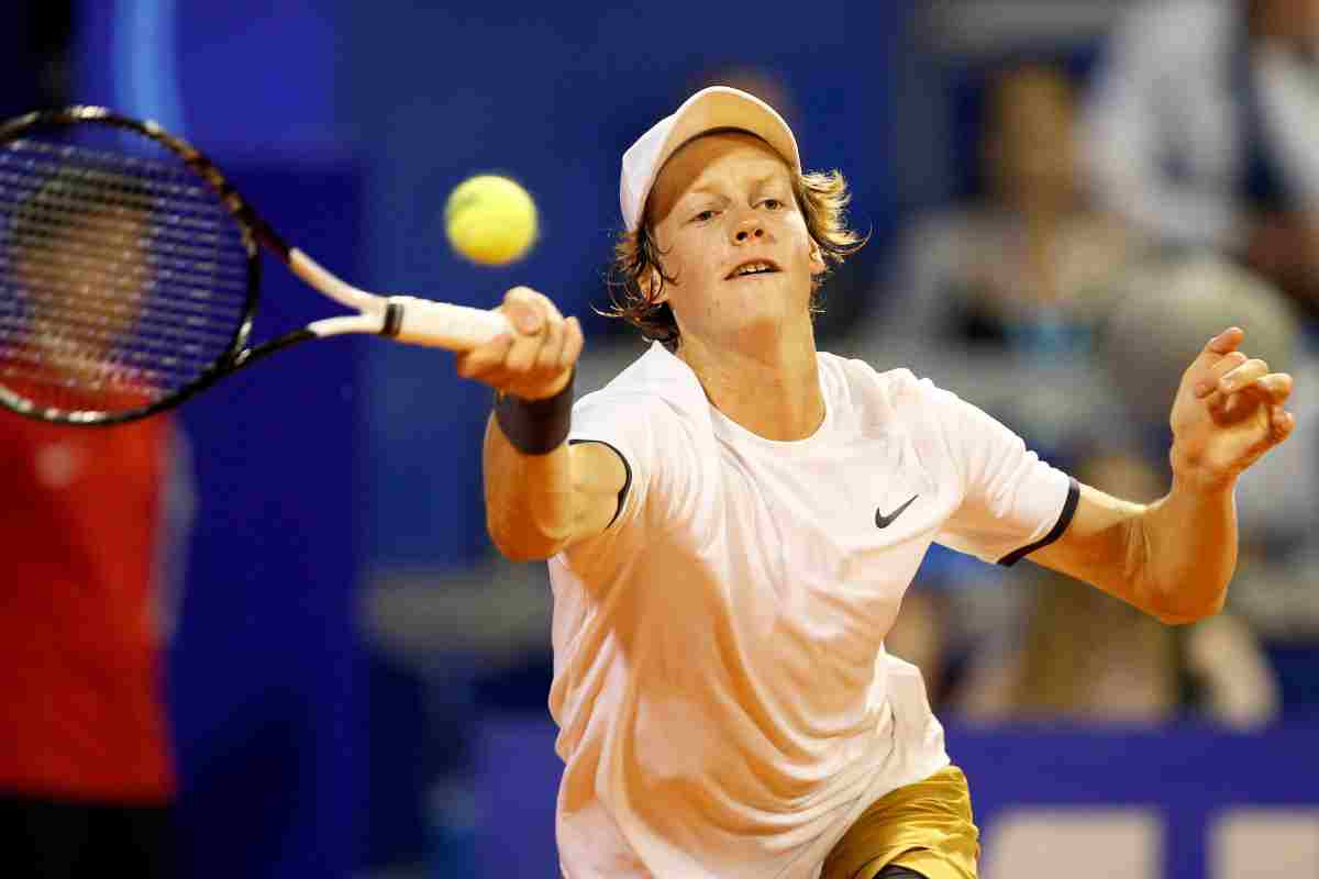Sinner si ferma in semifinale a Barcellona, vince Tsitsipas