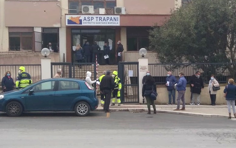 Marsala: Polizia Municipale e Protezione Civile presidiano gli utenti all’ex Inam