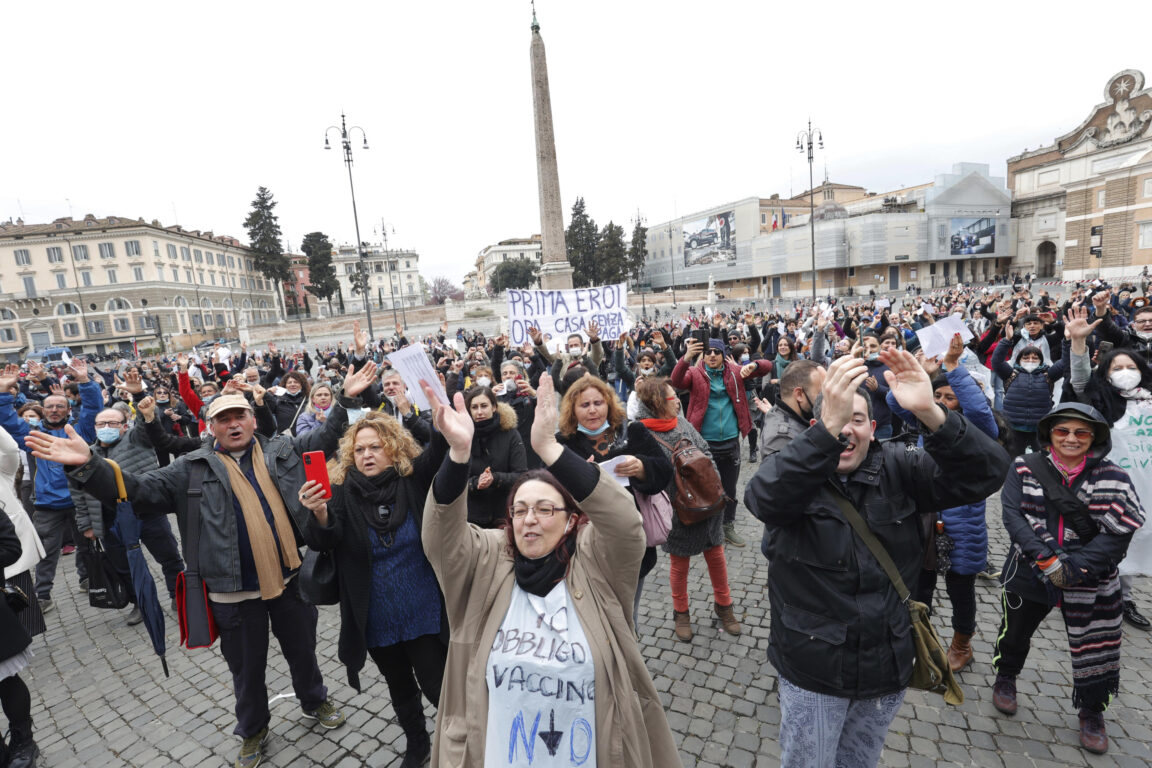 Infermieri siciliani a Musumeci: “Noi pronti a iniziativa vaccini”. Ma a Roma scendono in piazza contro l’obbligo