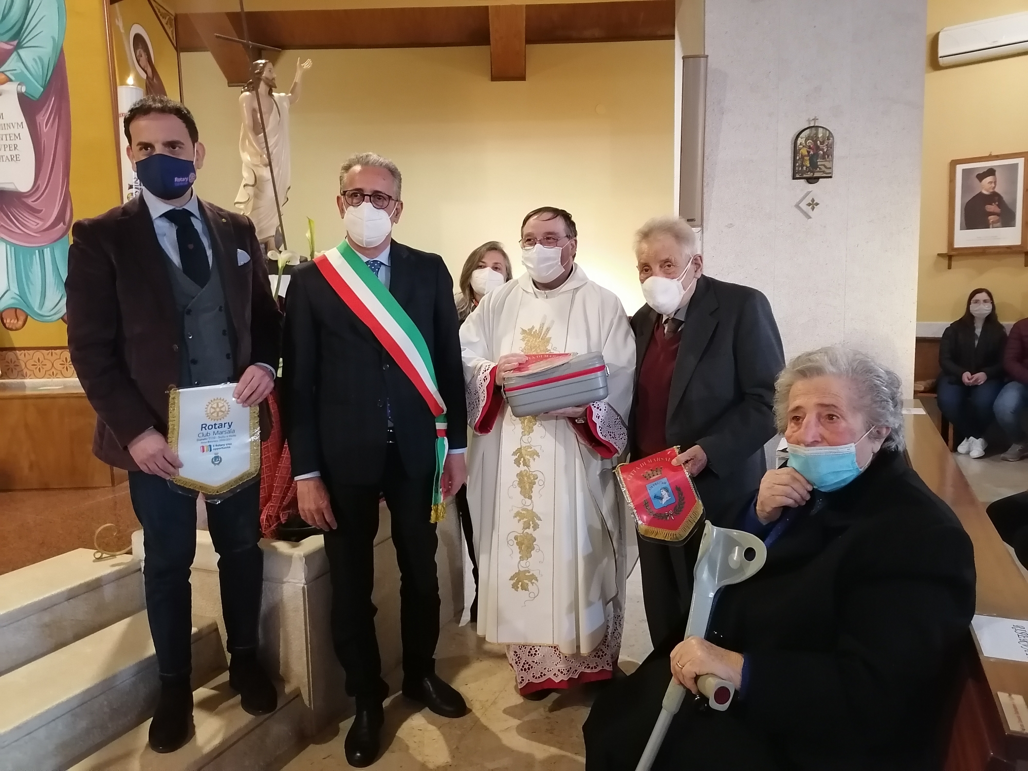 La famiglia Roccaforte ha donato un defibrillatore alla Chiesa SS Filippo e Giacomo