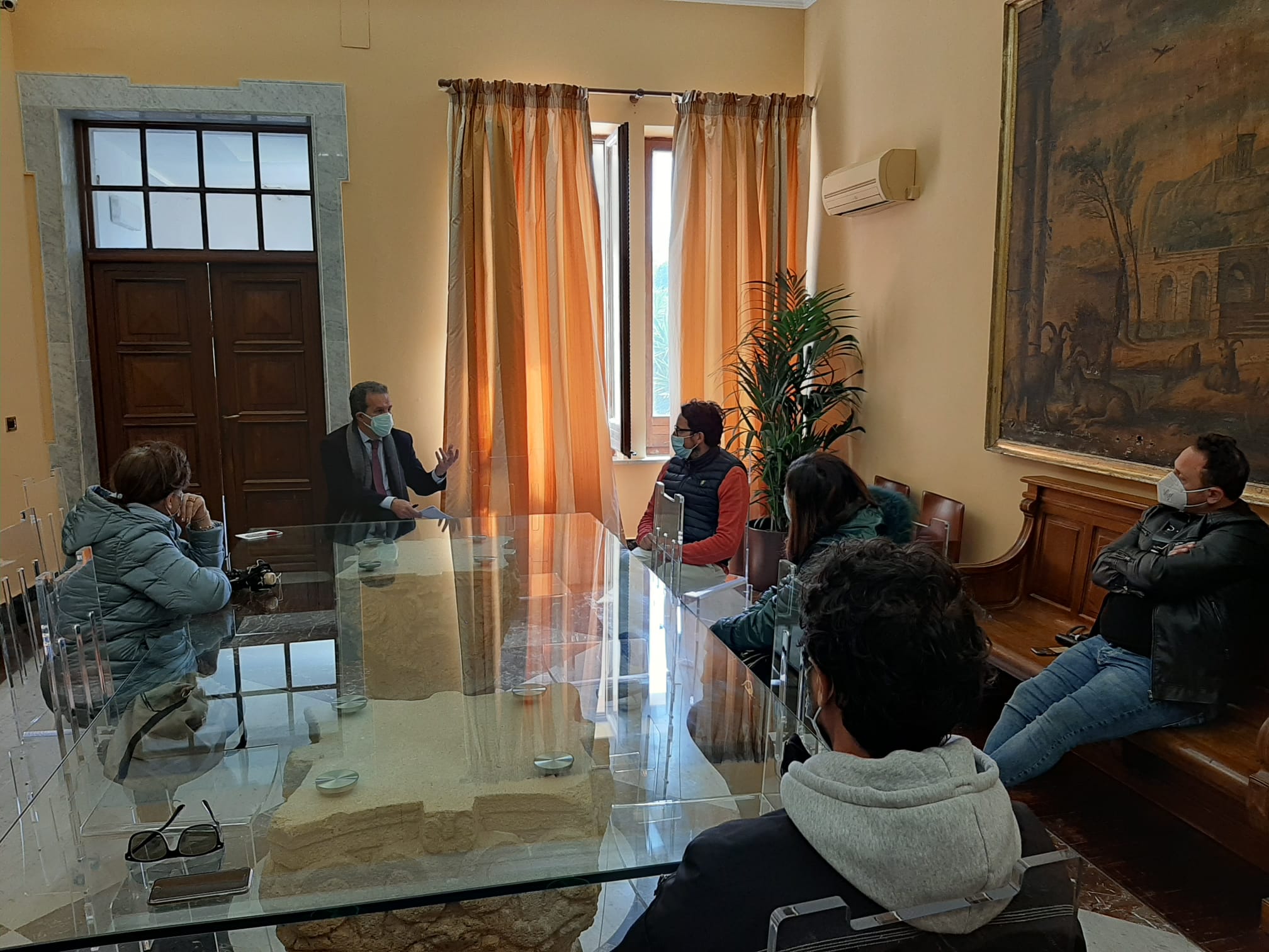 Marsala: protesta dei negozianti, con loro c’è il sindaco: “Disparità di trattamento ma non andremo contro la legge”