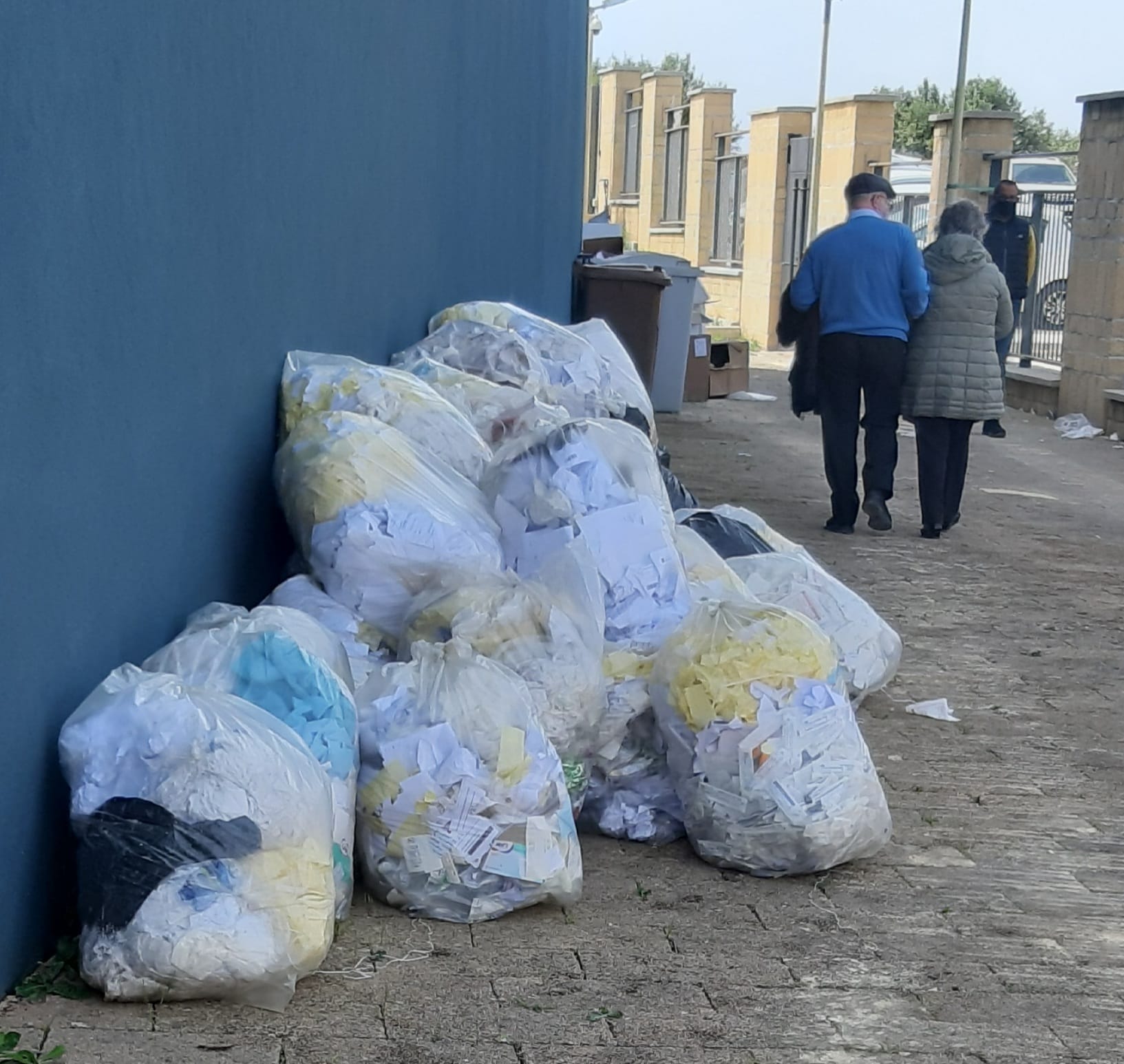 All’Hub Vaccinale di Trapani sacchi di rifiuti vicino la struttura