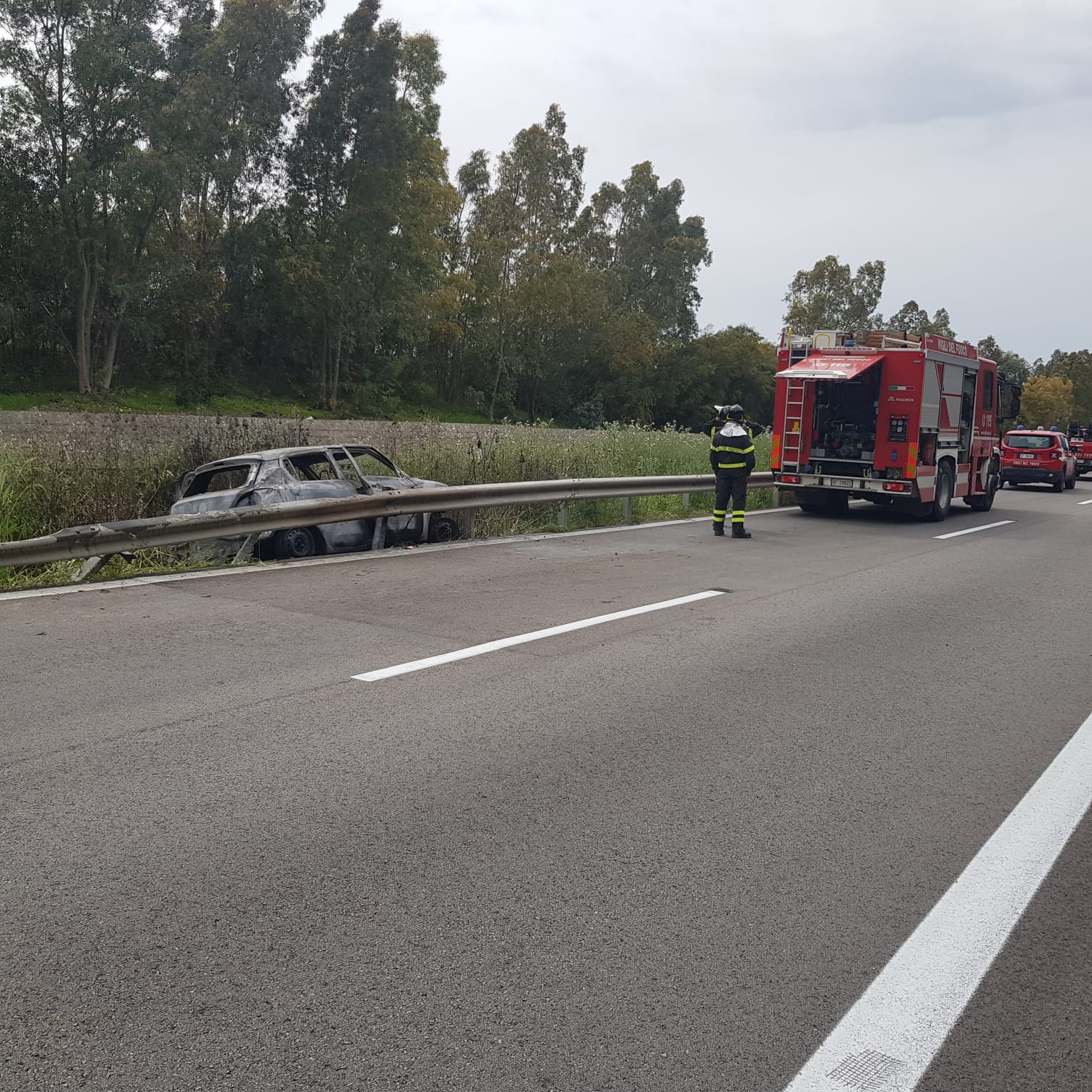 Incidente sulla A29: auto finisce fuori strada, due morti avvolti falle fiamme