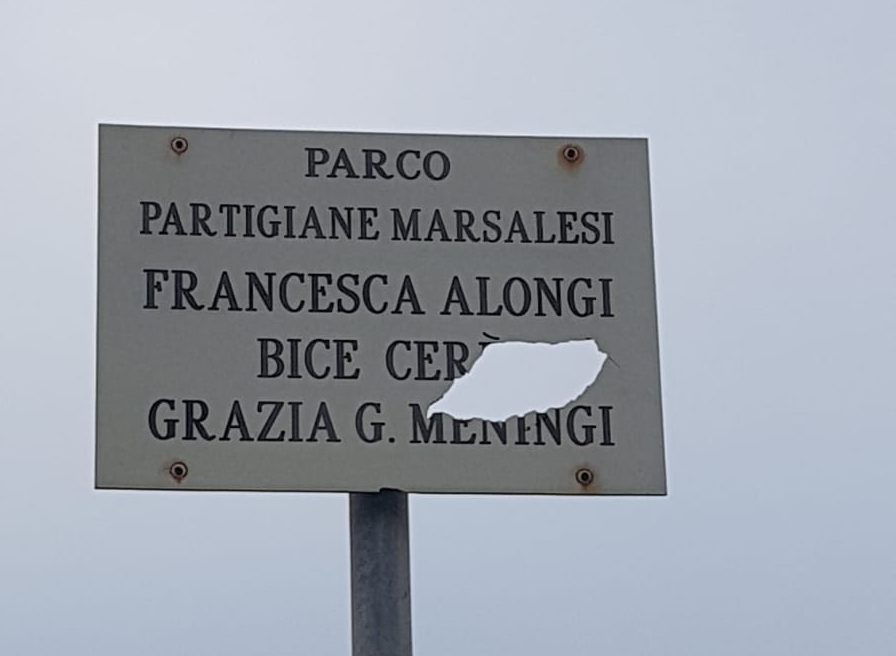 Sfregiata la targa dedicata alle partigiane marsalesi