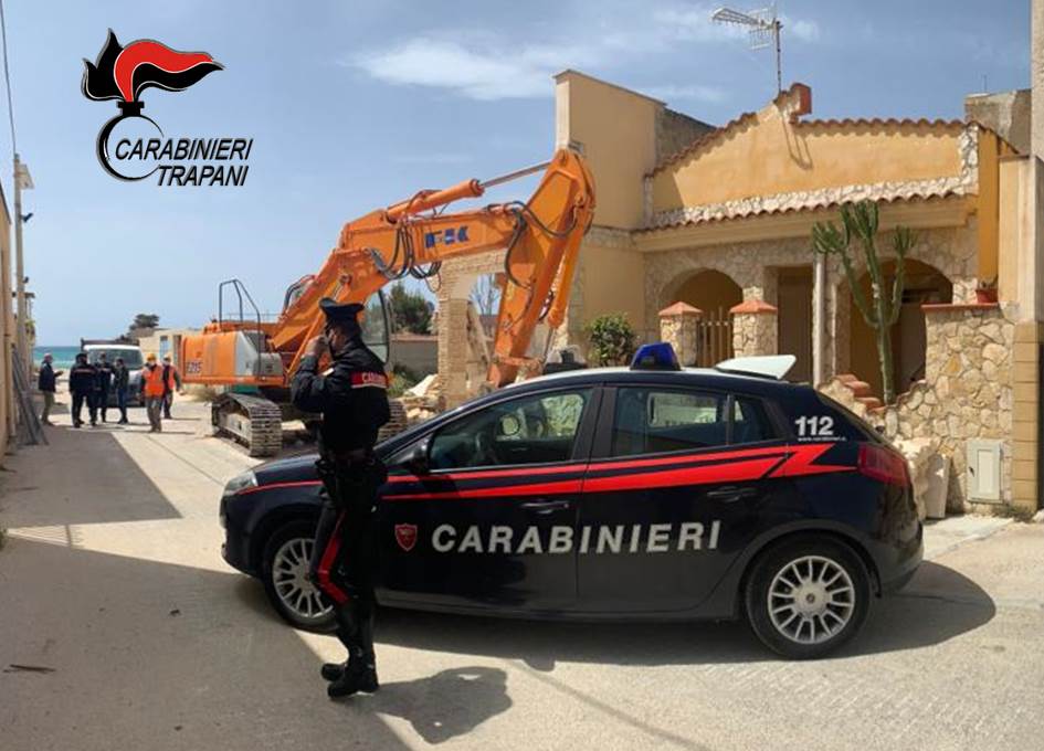 Triscina, riprendono le demolizioni degli immobili abusivi