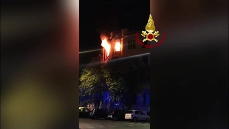 Roma, incendio in un appartamento. Donna salvata dai vigili del fuoco