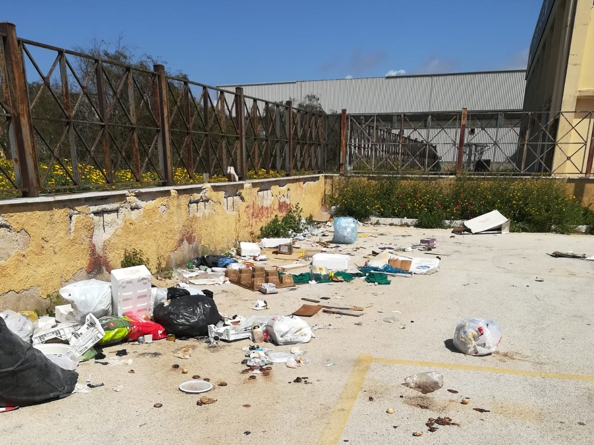 Marsala: operatori del Mercatino multati per abbandono rifiuti e mancata pulizia dell’area