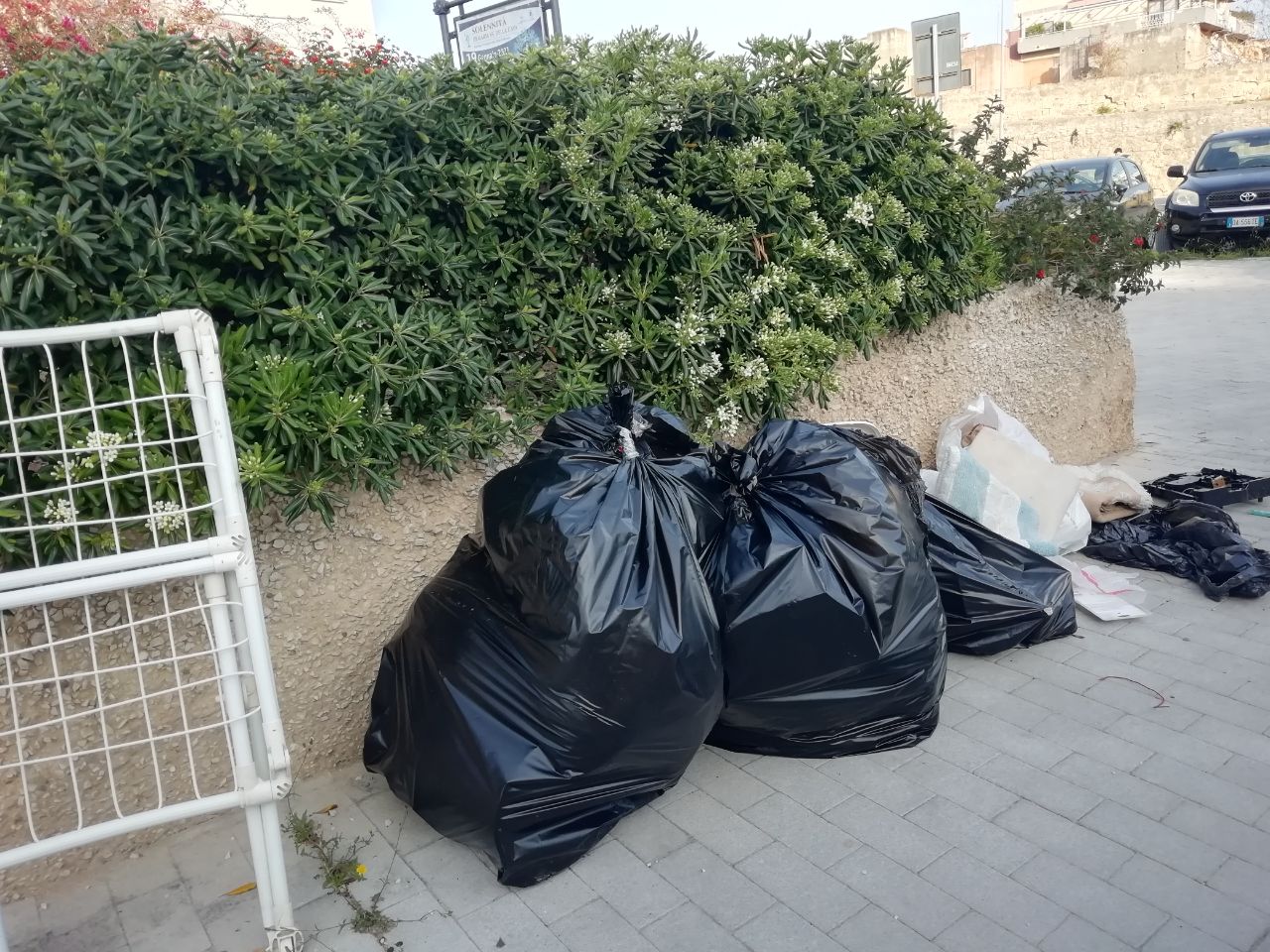 Marsala: sacchi di rifiuti abbandonati di fronte l’ex carcere