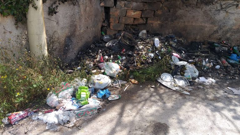 Rifiuti a fuoco nella periferia di Marsala, danneggiata anche un’abitazione