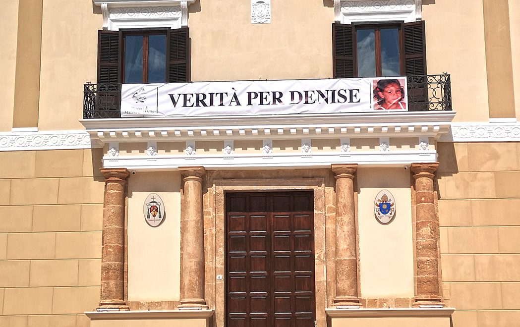 Uno striscione per Denise Pipitone al Palazzo Vescovile di Mazara