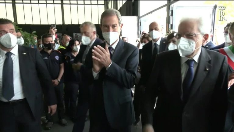 Covid, Mattarella visita l’hub vaccinale di Palermo