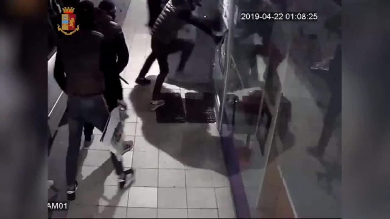 Furti con la tecnica delle spaccate, 5 arresti. VIDEO