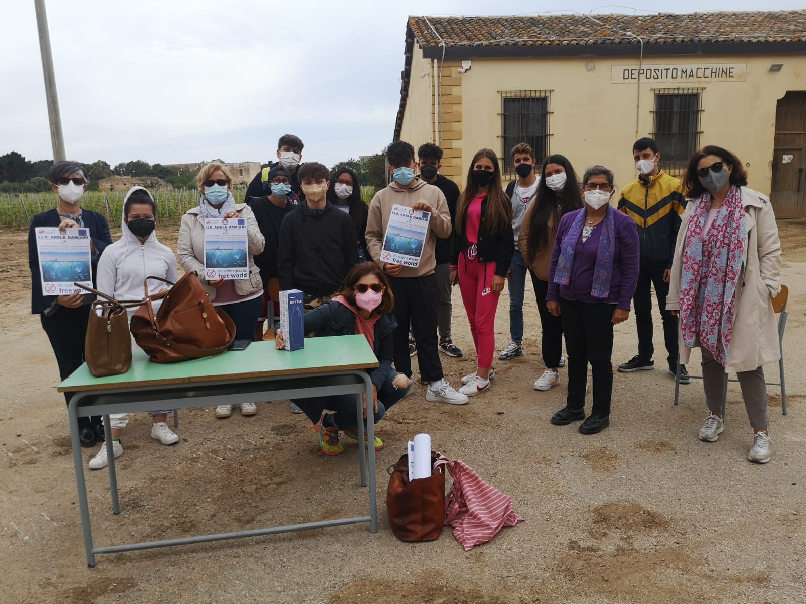 EtiCOlogica all’Agrario “Damiani” per “Plastic? No thanks!” come smaltire la plastica