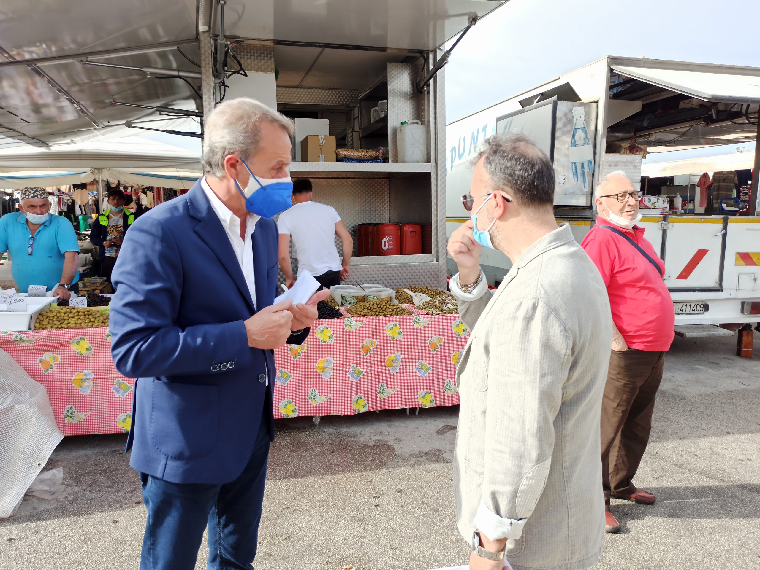 Trapani: sopralluogo del sindaco al mercatino rionale, più controlli e sacchi per la raccolta