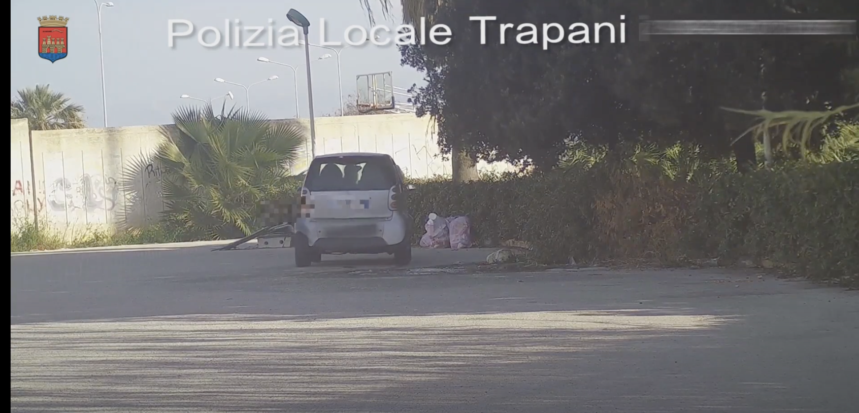 Trapani: getta la spazzatura dal finestrino dell’auto, multato. VIDEO