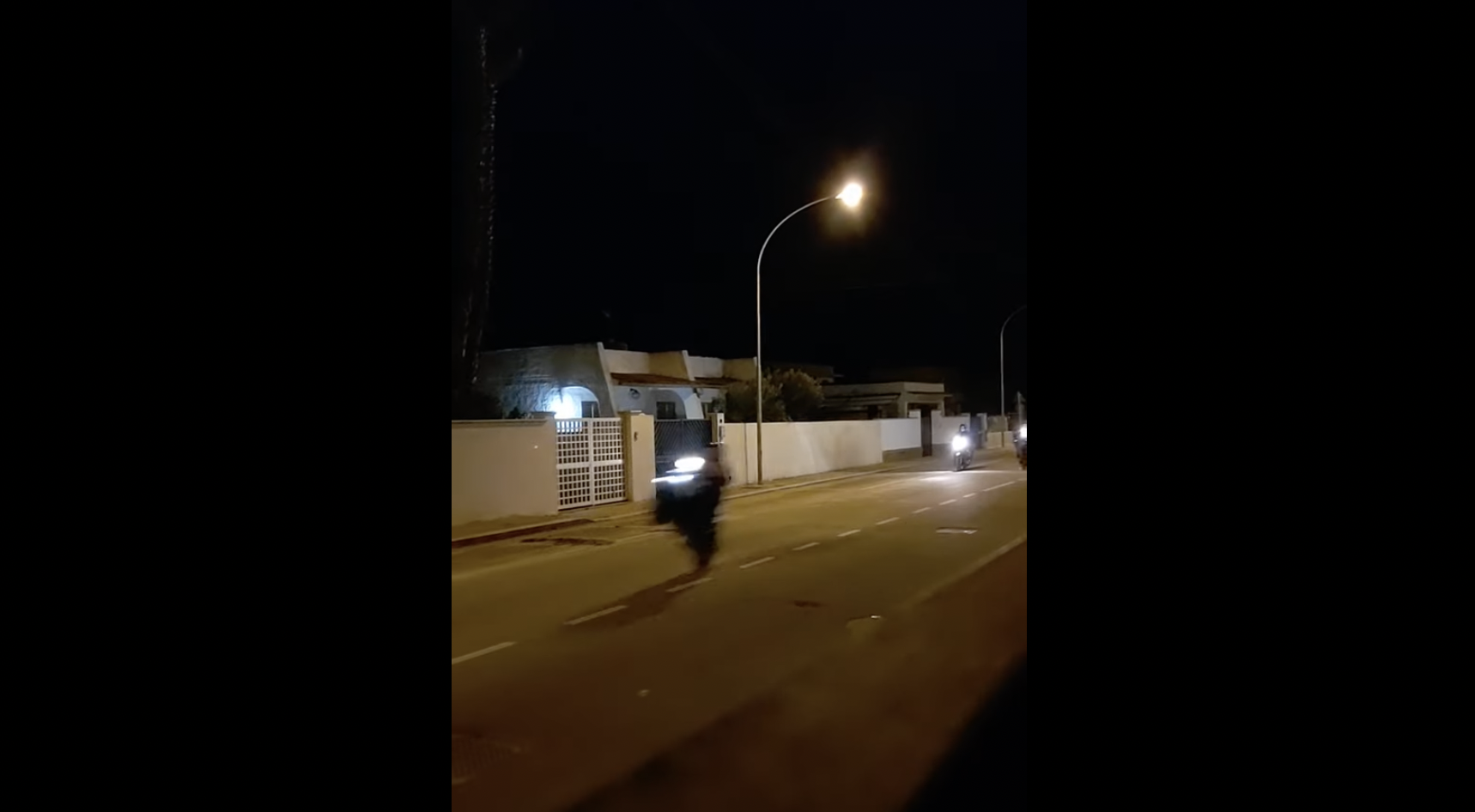 Ci scrive un lettore: “Corse con auto e moto di notte al Signorino, non è più luogo per turisti”