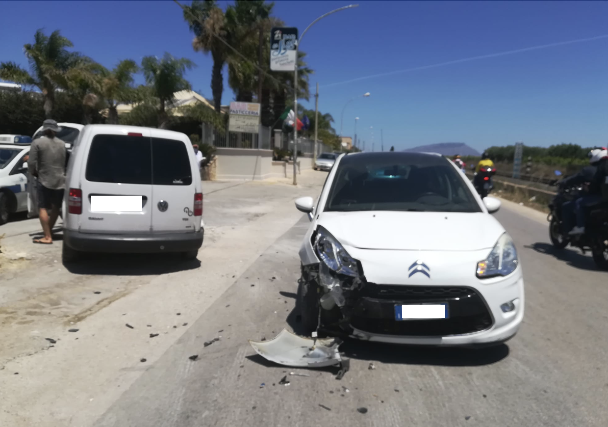 Marsala: turista svolta in un locale e un’auto impatta contro il suo mezzo, una donna ferita