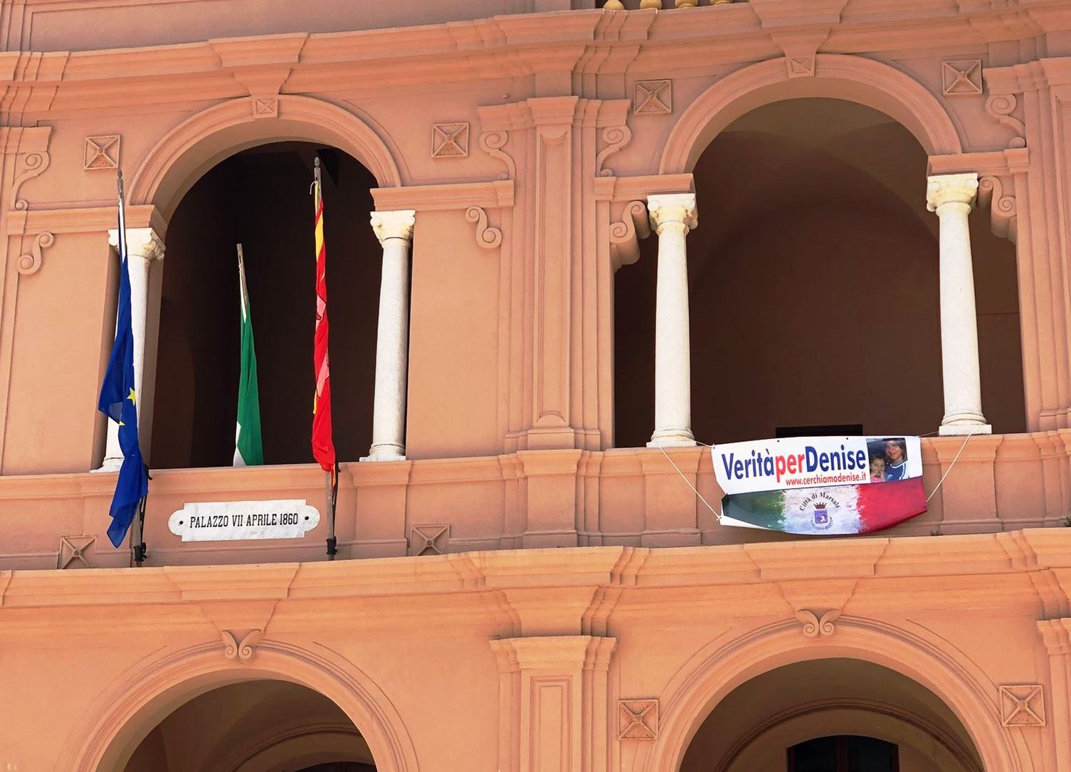 Anche al Palazzo VII Aprile di Marsala lo striscione