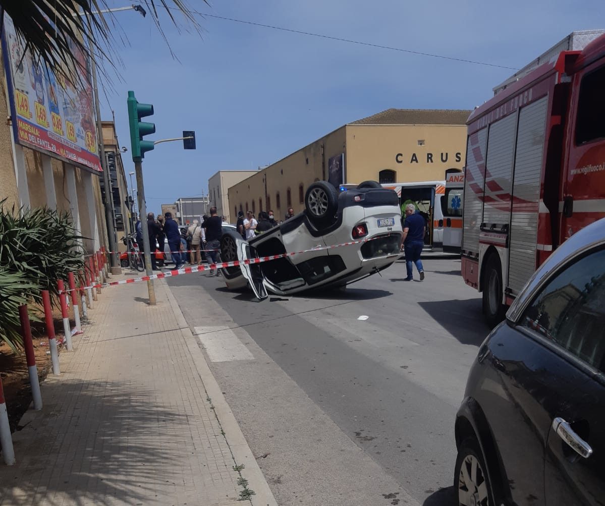 Marsala: auto si ribalta in via Salemi, 5 feriti