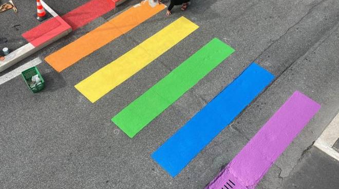 L’associazione Arcobaleno pro ddl Zan: “Strisce colorate di fronte la Scuola Mazzini”