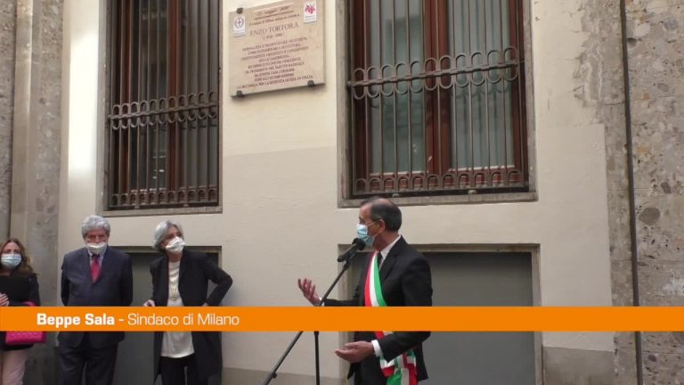 A Milano una targa in memoria di Enzo Tortora