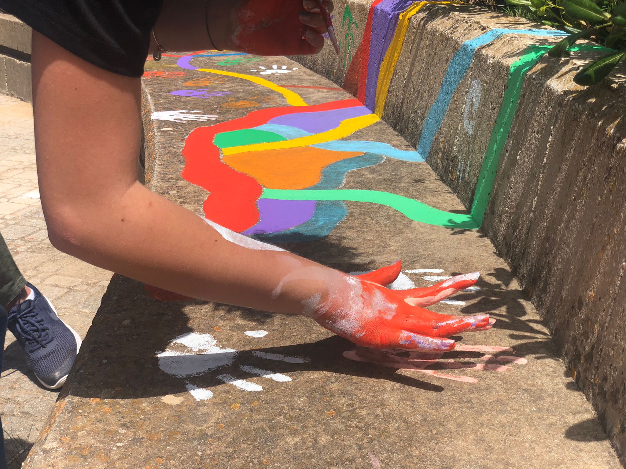 Giornata dell’arte: panchine arcobaleno al Liceo Ruggieri di Marsala