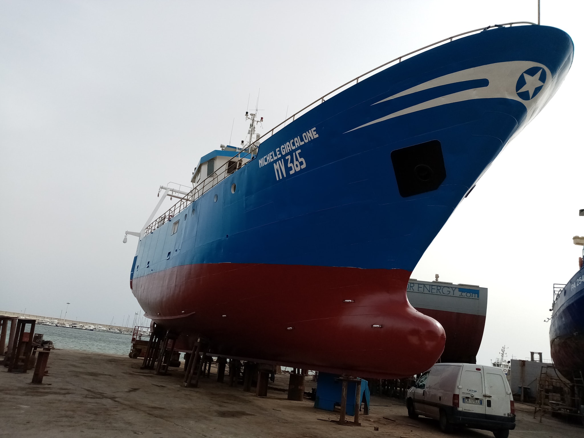 Lancio di pietre contro un peschereccio mazarese