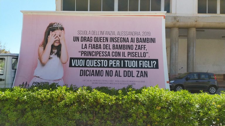La propaganda contro il ddl Zan davanti alle scuole