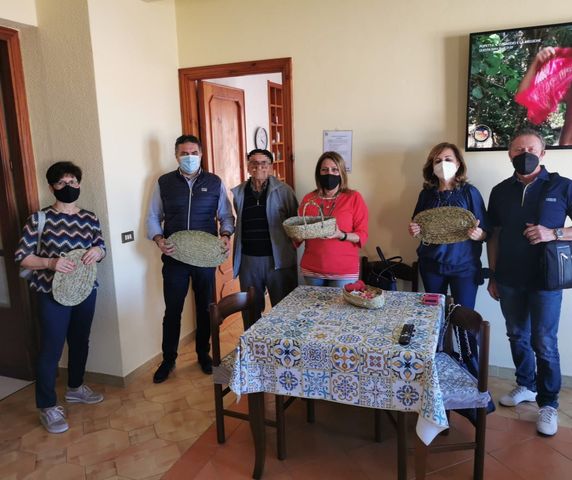 Erice: Amministrazione in visita alle comunità anziani per la Festa della mamma