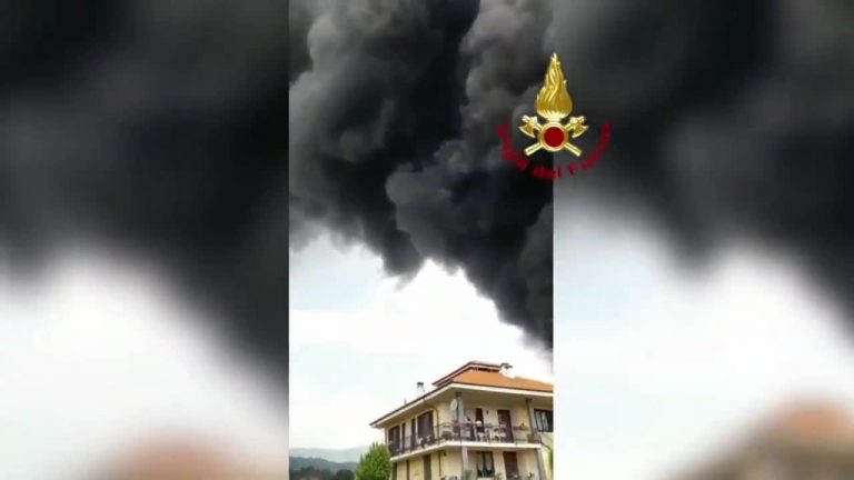 Incendio in un’azienda di vernici della provincia di Torino