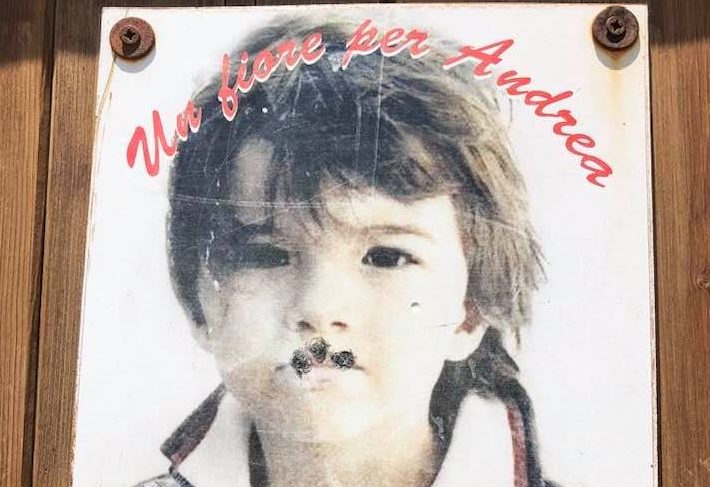 Marsala: al parchetto del lungomare danneggiata la foto del piccolo Andrea Mistretta