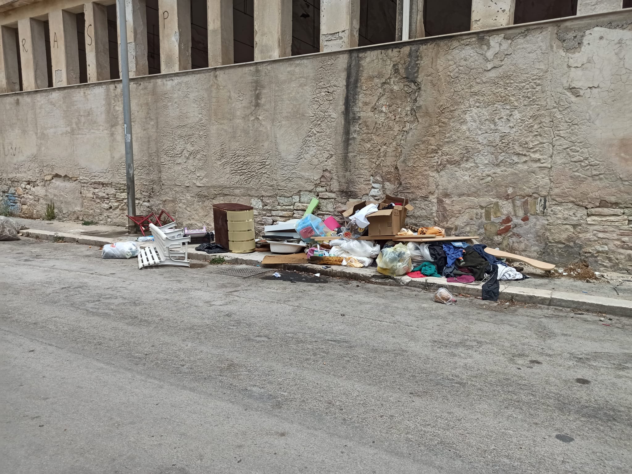 Trapani: bonifica al Rione Cappuccinelli. Sanzionato un soggetto che abbandonava ingombranti in strada