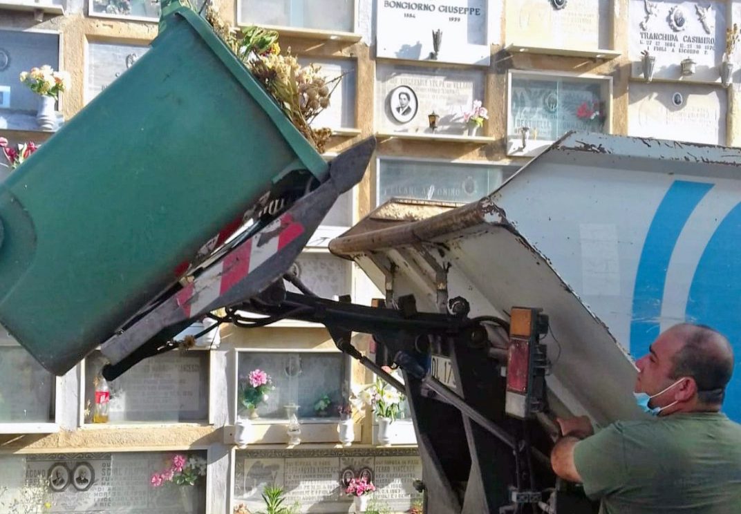 Cimitero di Marsala, nuovo intervento di pulizia straordinaria