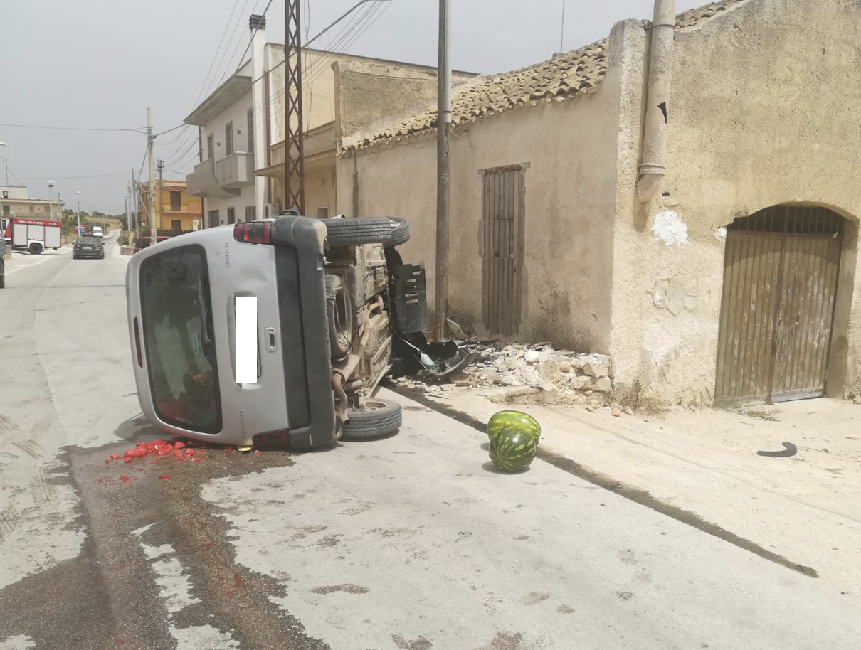 Marsala: auto si ribalta in contrada Conca, prende in pieno un cordolo di cemento