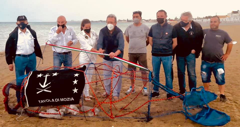 Marsala: inaugurato “Orza!” il pesce mangia plastica al lido Marakaibbo