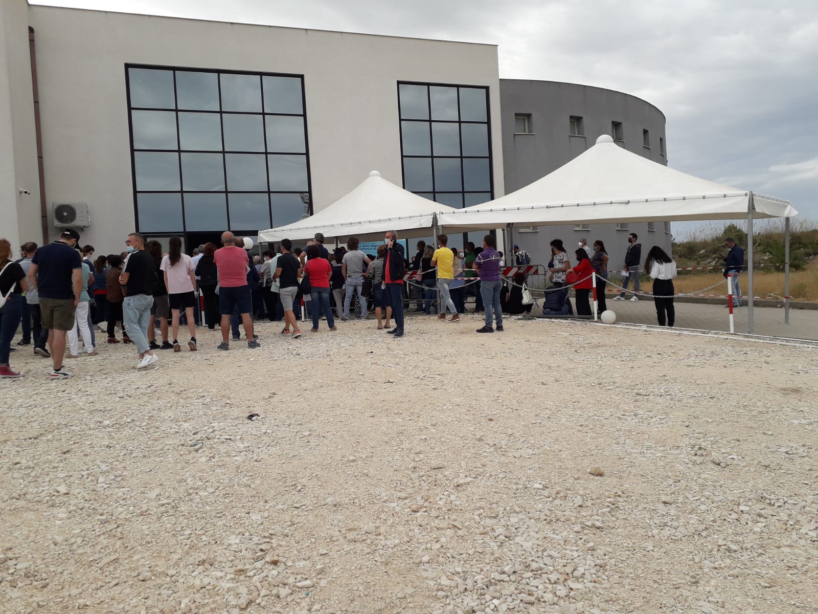 Caos all’Hub vaccinale di Marsala, ieri caso di shock anafilattico, oggi animi accesi. Bene l’Open Day a Petrosino