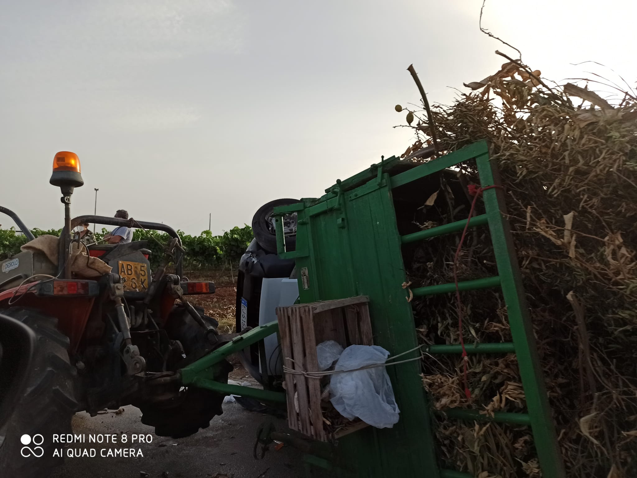 Marsala: furgone contro trattore finiscono fuori strada a Birgi