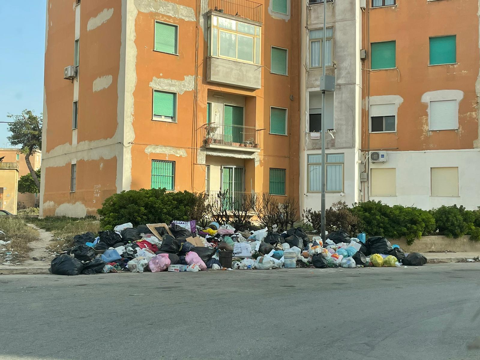 Marsala: montagne di rifiuti nel quartiere Sappusi