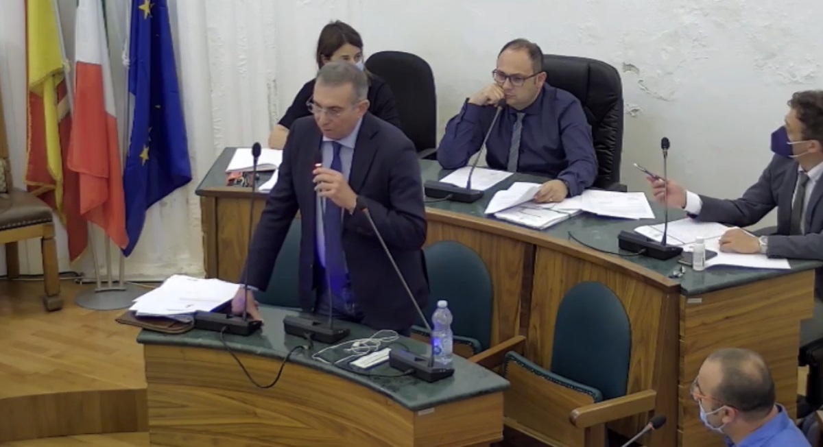 Castellammare: il Consiglio approva il bilancio. Si punta su meno tasse, lotta all’evasione e manutenzioni