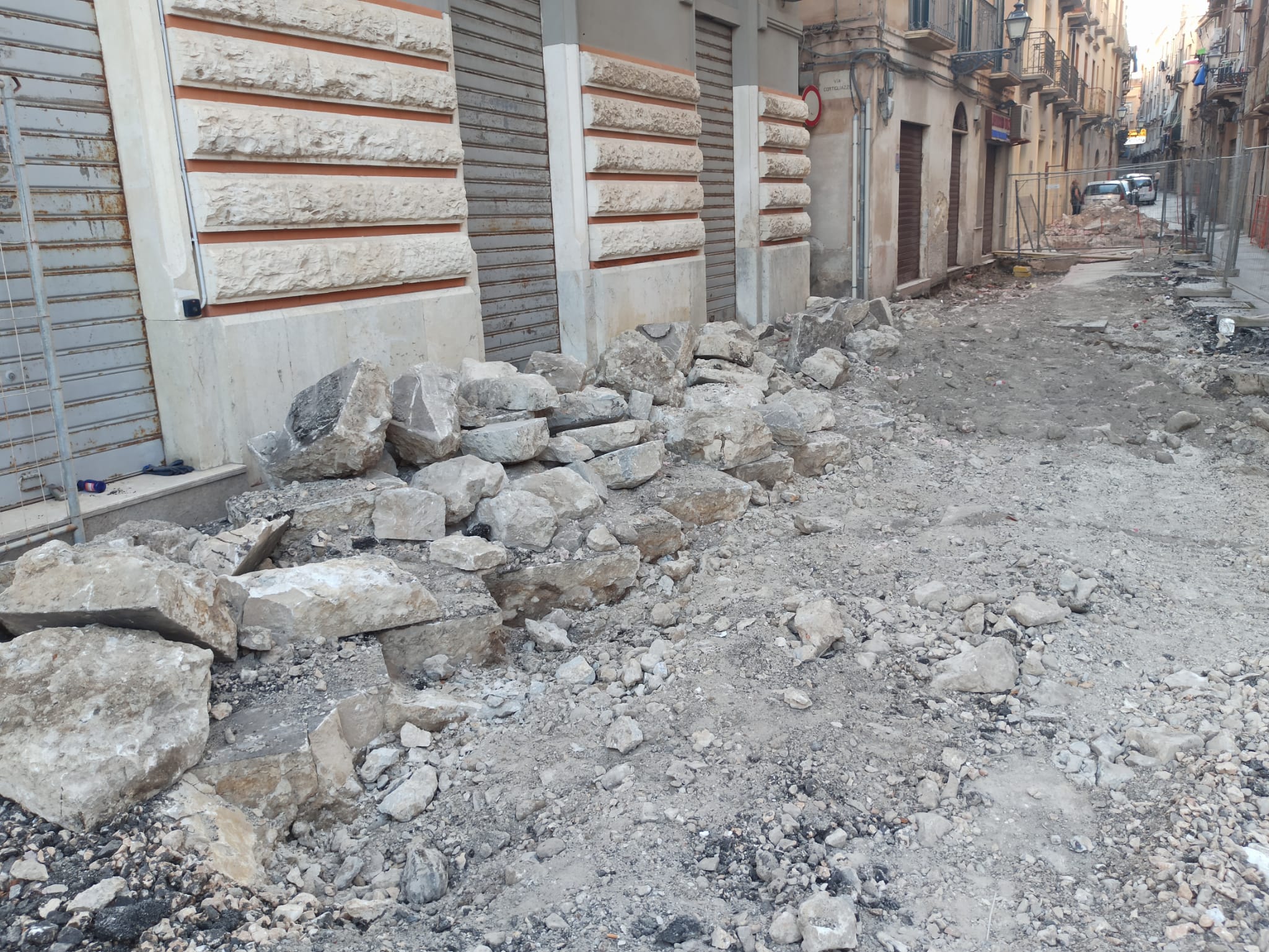 Trapani: ripristino del basolato  in vico Don Matteo Morana