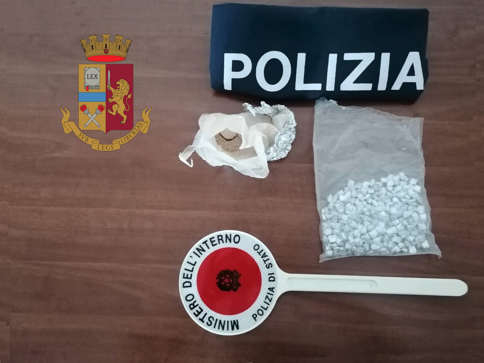 Trapani: la Polizia scova un pusher con 272 dosi di eroina ed altra droga