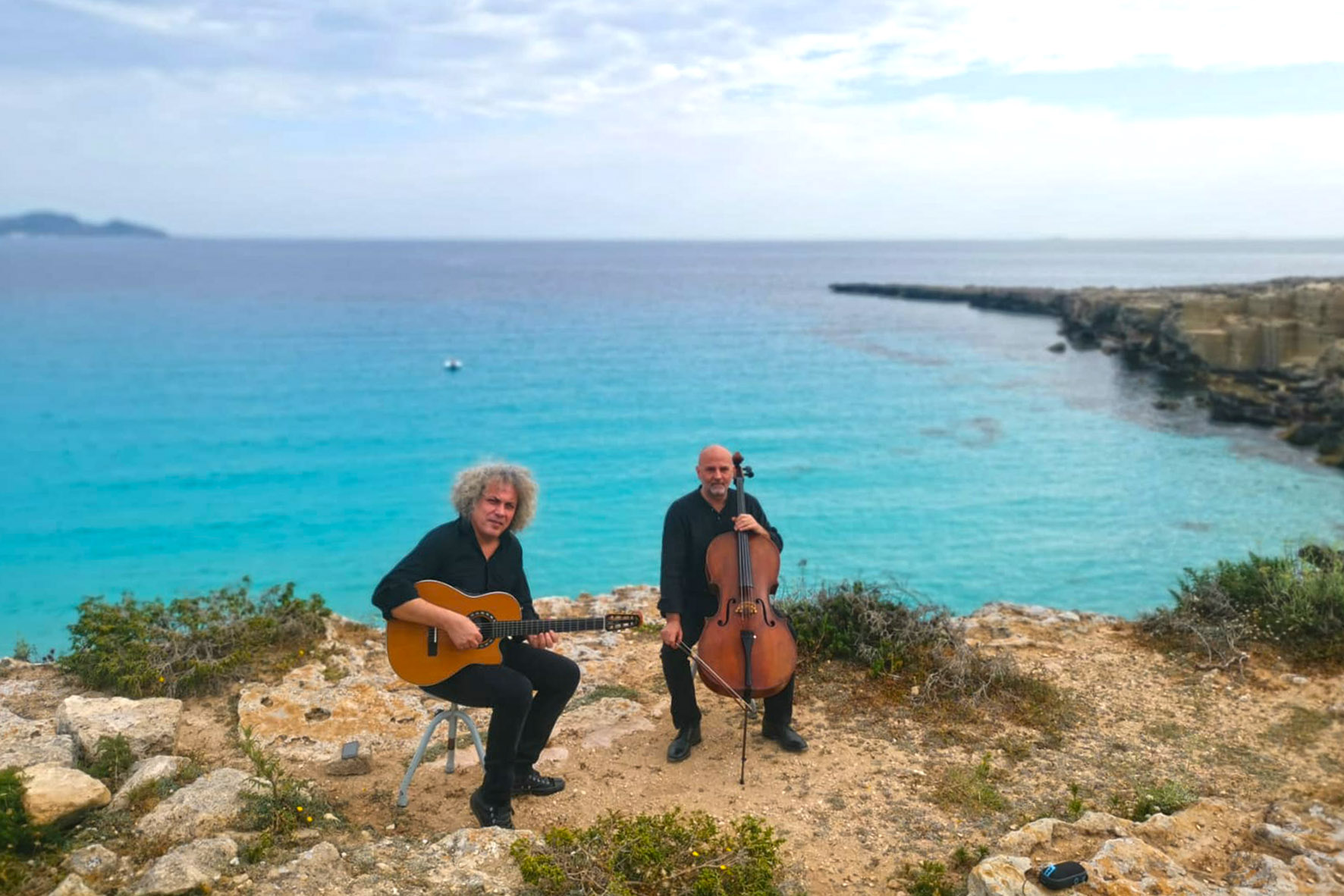 Omaggio a Ennio Morricone, alle Egadi concerto di De Vita-Toscano, pubblico in barca
