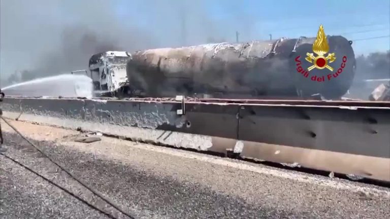 Tir a fuoco sulla A1, due morti