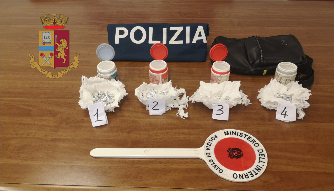 Puscher scappa con 90 dosi di droga: arrestato dalla polizia