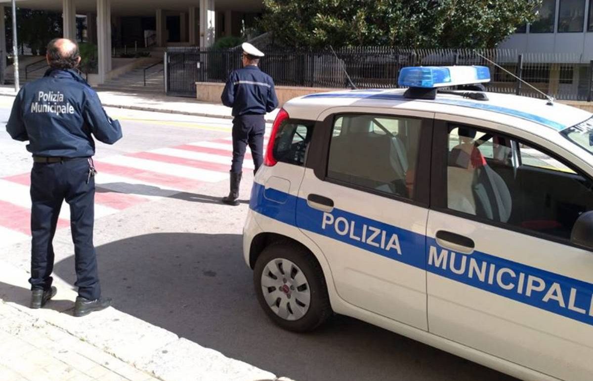 Trapani: venditore senza licenza vede costumi per bimbi, multato