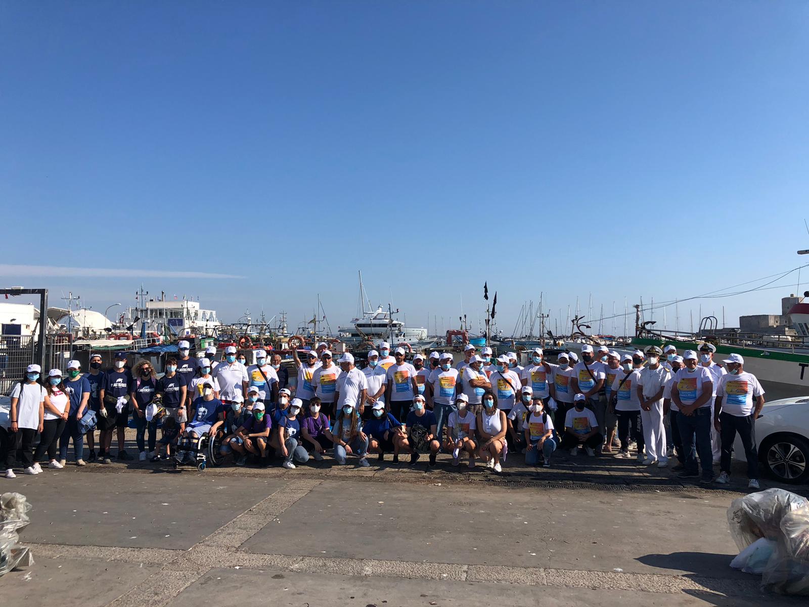 Giornata ecologica, ripulito il porto di Trapani