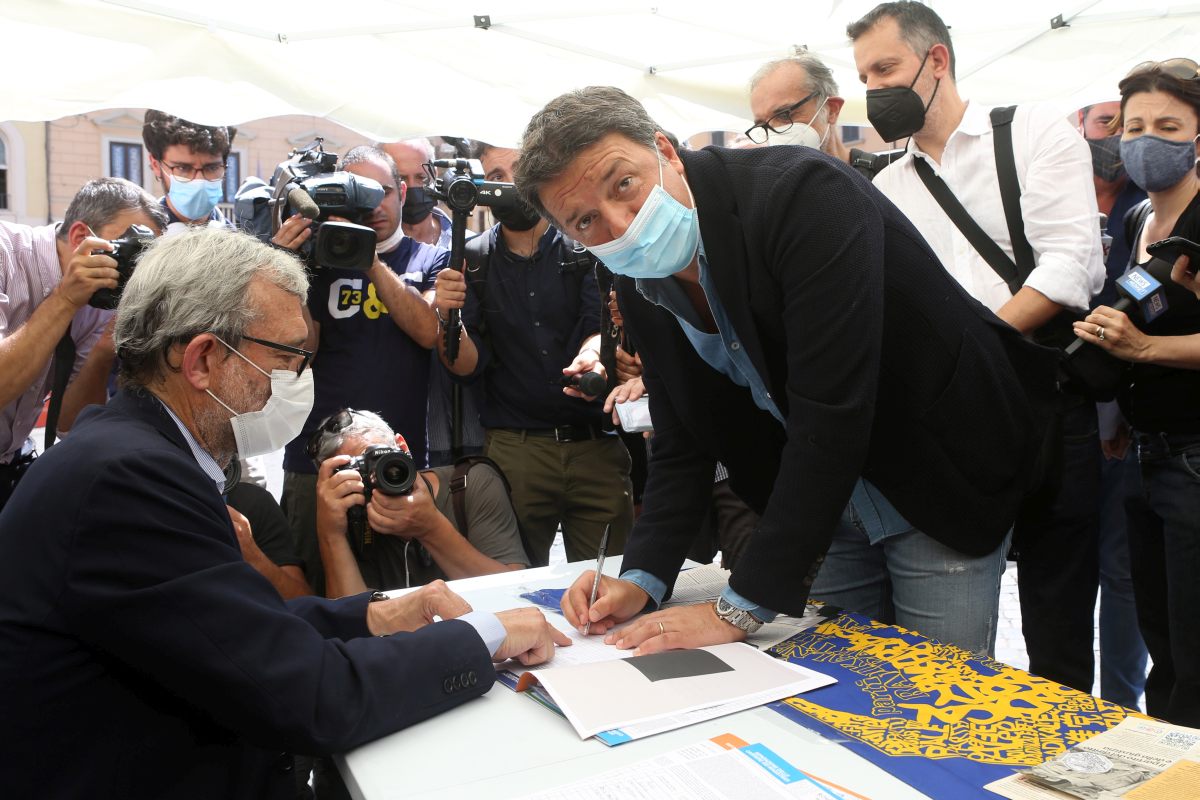 Renzi firma per i referendum “Battaglia per la giustizia giusta”