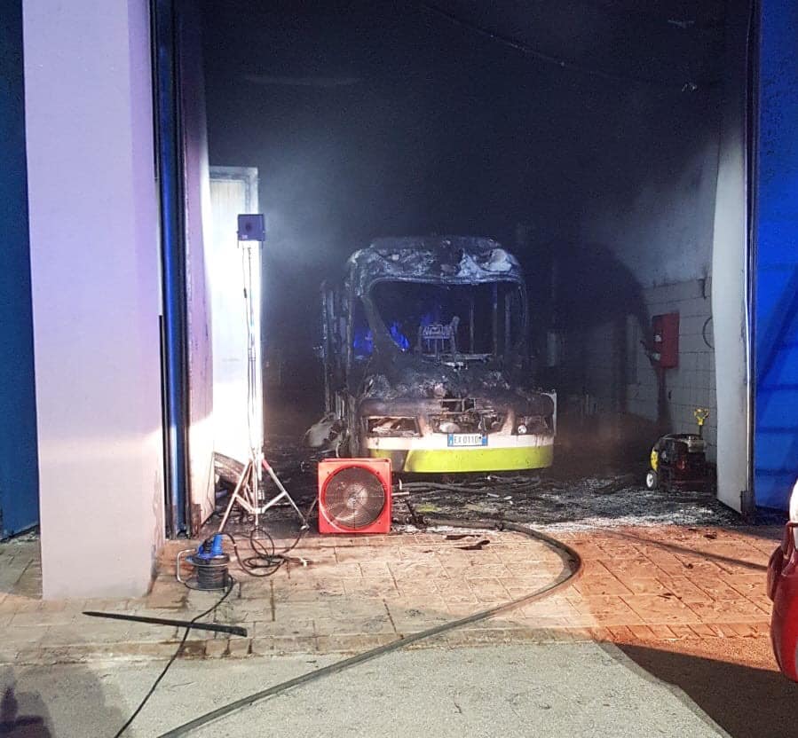 Mazara: incendio distrugge il trenino elettrico turistico, probabile corto circuito